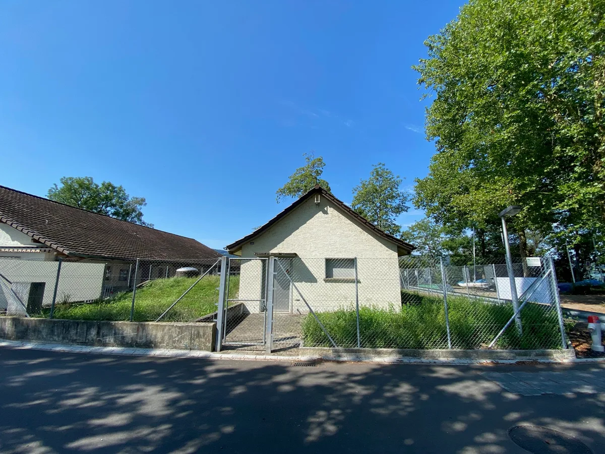 Das Pumpwerk Strandbad befindet sich direkt neben der Badi Uster. (Archiv) Das Pumpwerk Strandbad wurde vom Netz genommen.